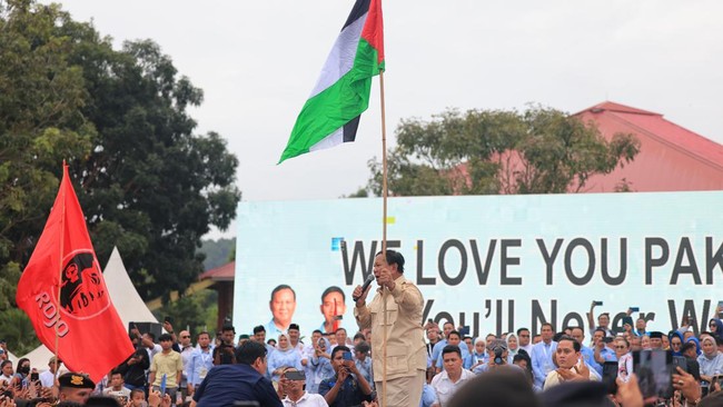 Prabowo Subianto mengajak masyarakat di Kepulauan Riau berdoa bersama untuk kemerdekaan Palestina sekaligus mencium Bendera Palestina.