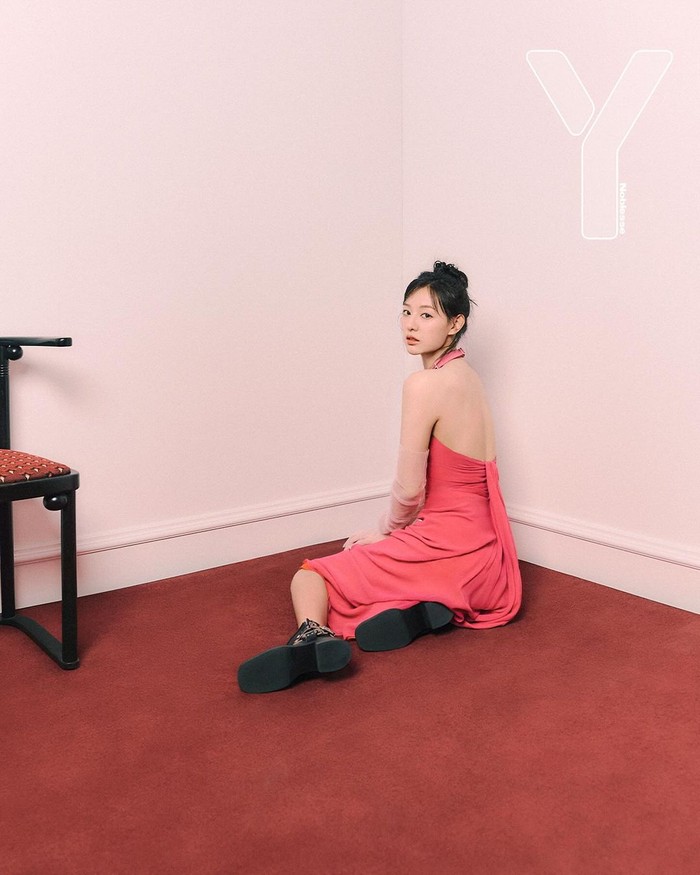 Pemotretan bertema A Midday Dream tersebut menampilkan Kim Ji Won yang memancarkan pesona anggunnya untuk menekankan kesan romantis, kelembutan, dan penuh cinta bagaikan mimpi di tengah hari./ Foto: instagram.com/ymagazine_official