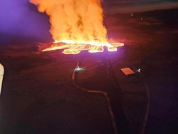Membara! Aliran Lava Terjang Kota Nelayan di Islandia