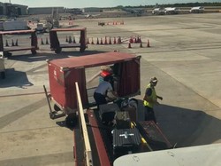Panutan! Pilot Ini Ikut Bantu Bongkar Muat Bagasi Pesawat