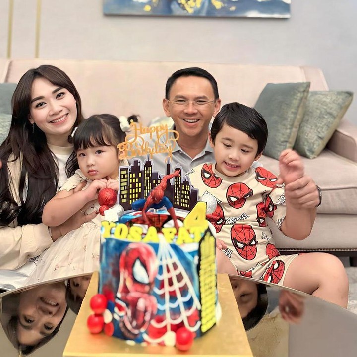 <p>Pada potret tersebut, terlihat sebuah kue ulang tahun bertemakan Spider Man lantaran Yosafat sedang menyukai karakter tersebut. Puput dan Ahok pun terlihat sangat berbahagia merayakan bertambahnya usia Yosafat. (Foto: Instagram: @btpnd)</p>