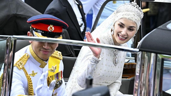 Dalam royal wedding kerajaan Brunei beberapa waktu lalu, pengantin perempuan Anisha Rosnah terlihat cantik dan glamor saat memakai perhiasan berlian. 