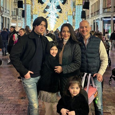 7 Potret Sean Anak Olla Ramlan Akrab Bareng Ibu Sambung & Adik Liburan di Spanyol