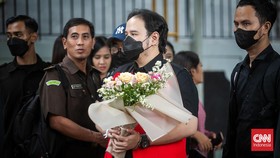 FOTO: Sidang Perdana Sembilan Senpi Ilegal, Dito Mahendra Diberi Bunga