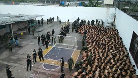 FOTO: Momen Tegang Militer Ekuador Rebut Penjara dari Napi Gangster