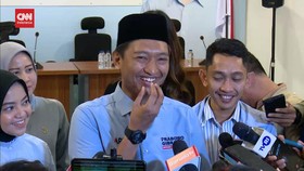 VIDEO: Hasto Bagi-Bagi Telur, TKN: Anak Muda Zaman Now Bilang FOMO