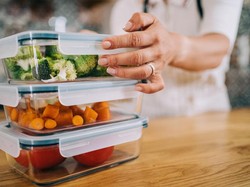 5 Tips Praktis Hindari Kontaminasi Mikroplastik dalam Makanan