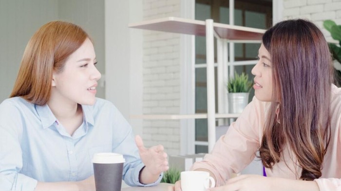 Perempuan sedang mengobrol
