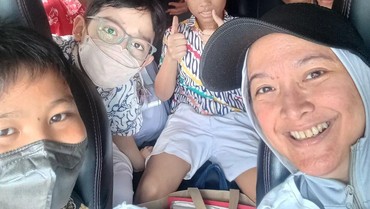 img-title Bantu Suami Cari Nafkah, 7 Potret Andhara Early Kini Jadi Sopir & Jualan Sushi