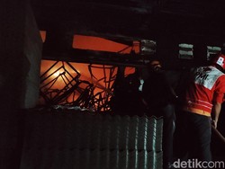 3 Pegawai Masih Terjebak Kebakaran di Toko Material Cianjur