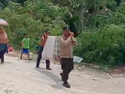 Hebat! Pak Bhabin di Inhil Riau Tandu Wanita Melahirkan Sejauh 3 Km