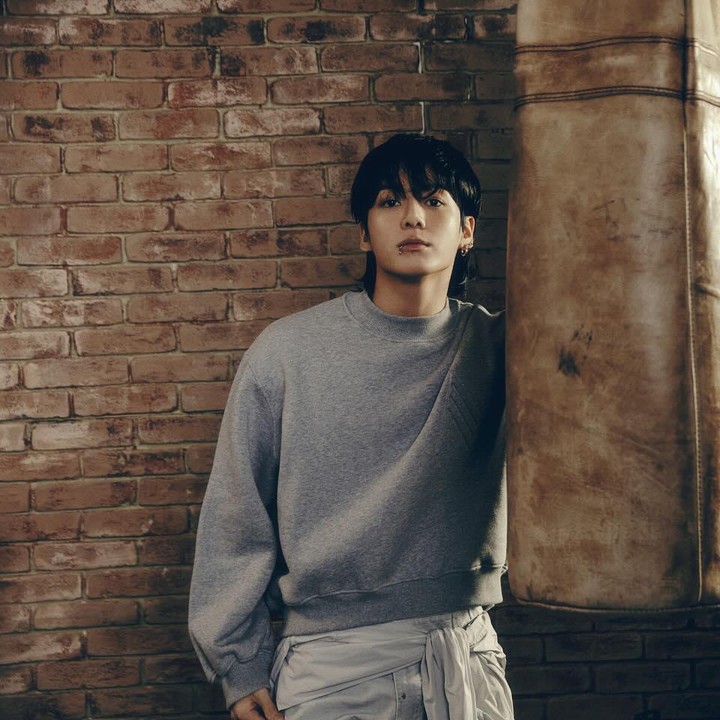 <p>Terakhir datang dari BTS lagi, Bunda. Jungkook berada di peringkat ke-10. Idol K-Pop pria tampan ini sering tampak dinamis dengan penampilannya, baik rambut maupun fashion. (Foto: Instagram @bts.bighitofficial)</p>