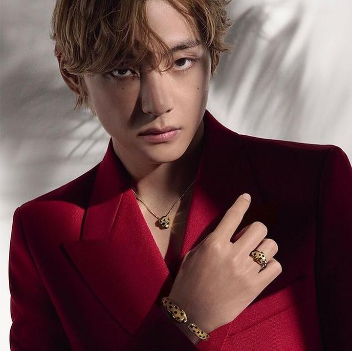 <p>V dari BTS menduduki peringkat ke-5, Bunda. Sorot mata yang tajam dari idol K-Pop pria ini membuat penampilan visualnya mudah memukau banyak kaum hawa. (Foto: Instagram @thv)</p>