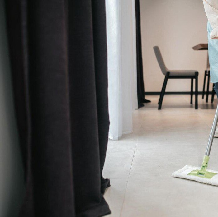 Ilustrasi mengepel lantai/Foto: Freepik.com/zinkevych