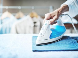 Begini Caranya Menyetrika Pakaian Dry-Clean di Rumah