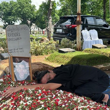6 Momen Kaneishia Anak Dede Yusuf Nangis Peluk Batu Nisan Mendiang Kekasih