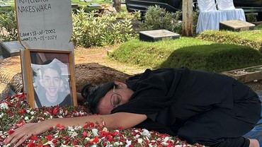 6 Momen Kaneishia Anak Dede Yusuf Nangis Peluk Batu Nisan Mendiang Kekasih