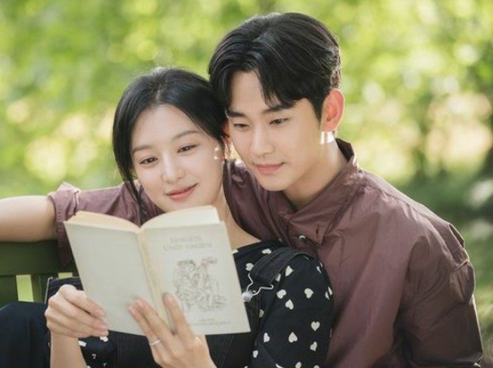 Kim Soo Hyun dan Kim Ji Won dalam Drakor Queen of Tears/Foto: instagram.com/tvn_drama Kim Soo Hyun dan Kim Ji Won dalam Drakor Queen of Tears/Foto: instagram.com/tvn_drama
