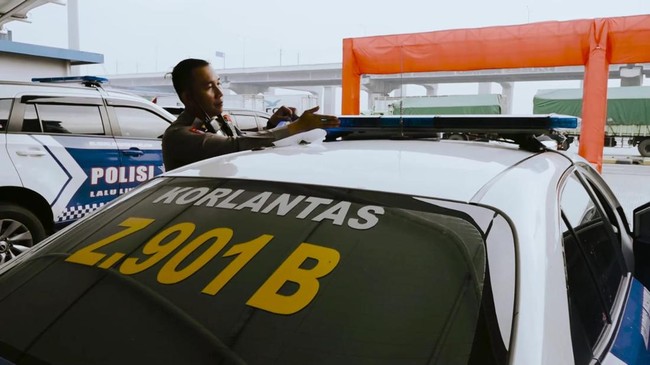 Korps Lalu Lintas (Korlantas) Polri bakal menggandeng sejumlah pakar untuk mengevaluasi penggunaan sirine dan strobo pada kendaraan pengawalan.