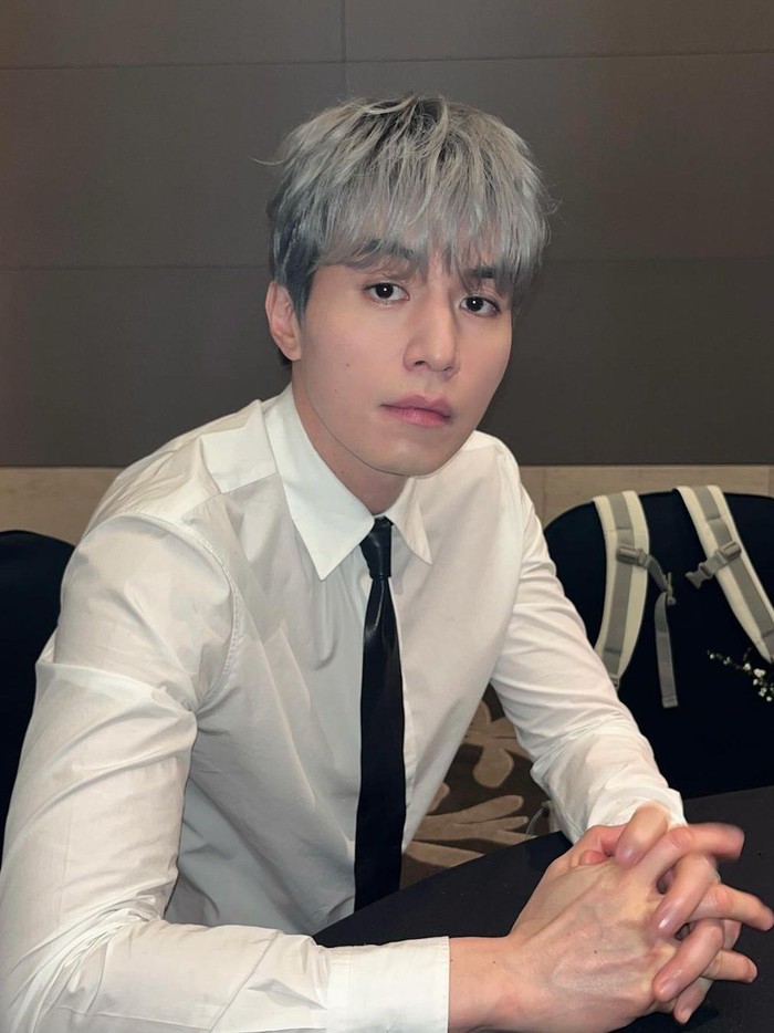 Lee Dong Wook baru-baru ini sukses membuat penggemar heboh dengan warna rambut abu-abunya yang mencolok./ Foto: instagram.com/leedongwook_official