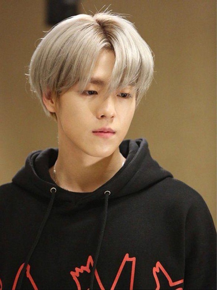 Hampir serupa dengan warna rambut Lee Dong Wook, aktor Lee Hyun Woo tampil dengan rambut abu-abu dengan sentuhan highlight berwarna pirang kecokelatan saat membintangi drama Moorim School (2016)./ Foto: pinterest.com