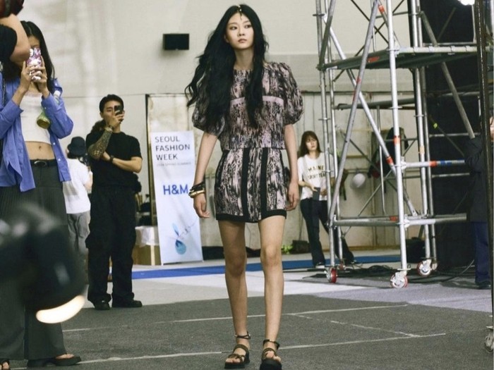 Lewat instagram pribadinya, Oh Pyeong Hwa suka membagikan konten reels, yang membuat netizen turut memuji penampilannya dengan kaki super jenjangnya./ foto: instagram.com/oph_117