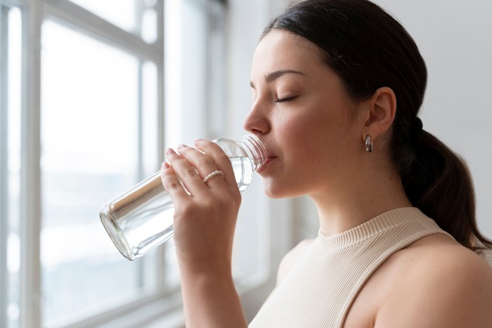 Minum air putih membantu ginjal menyaring racun dan limbah/foto: freepik.com/freepik Minum air putih membantu ginjal menyaring racun dan limbah/foto: freepik.com/freepik