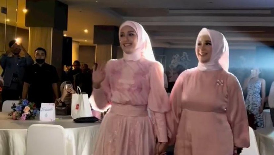 Okie Agustina dan Adelia Wilhelmina