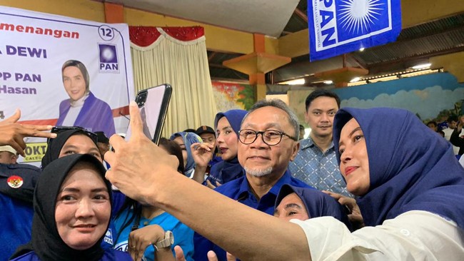 Ketua Umum PAN, Zulkifli Hasan, berkeliling Banten untuk mengampanyekan partainya dan paslon capres-cawapres Prabowo-Gibran.