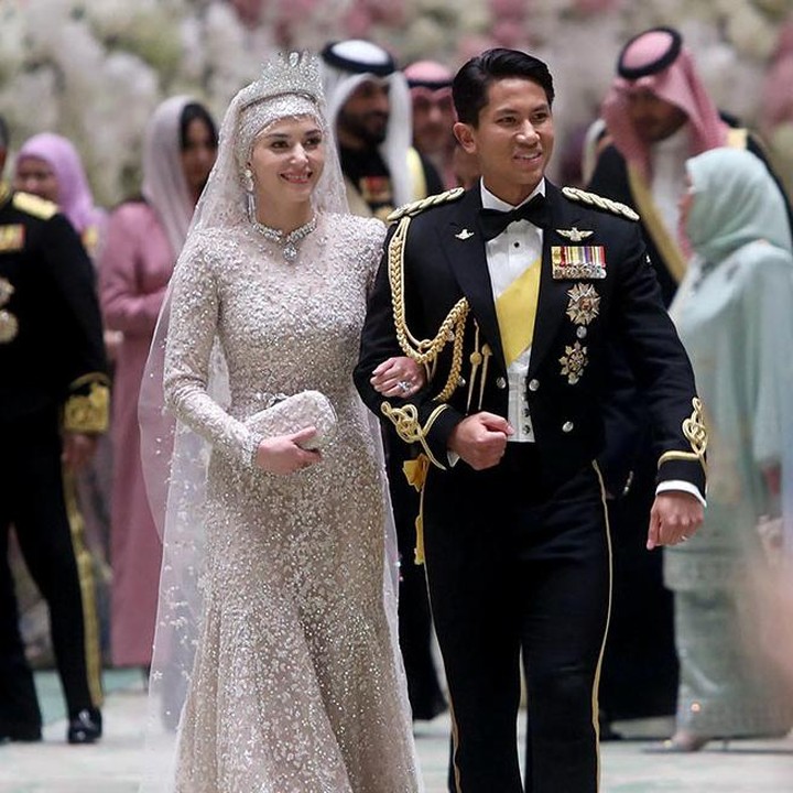 <p>Royal wedding Brunei Darussalam berlangsung sangat meriah. Pangeran Mateen kini resmi menikahi Anisha Isa Kalebic. Dalam rangkaian acara yang digelar selama 10 hari, istri Pangeran Mateen tampil memukau dengan berbagai gaun pengantin yang indah. (Foto: Instagram @pelitabrunei)</p>