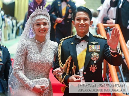5 Potret Gaun yang Dikenakan Anisha Isa Kalebic Istri Pangeran Mateen saat Pernikahan