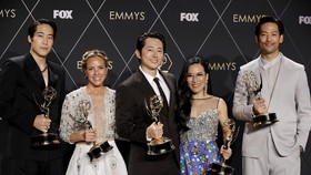 FOTO: Gaya Para Pemenang dengan Piala Emmy Awards 2023
