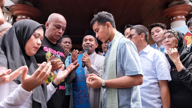 Cawapres nomor urut 2 Gibran Rakabuming Raka blusukan ke gang-gang di Kelurahan Warakas, Jakarta Utara untuk melakukan kampanye dalam pemilihan presiden 2024.