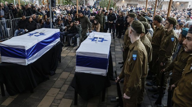 Milisi Hizbullah di Lebanon menembakkan rudal ke Israel hingga menewaskan perempuan 76 tahun dan putranya pada Minggu (14/1).