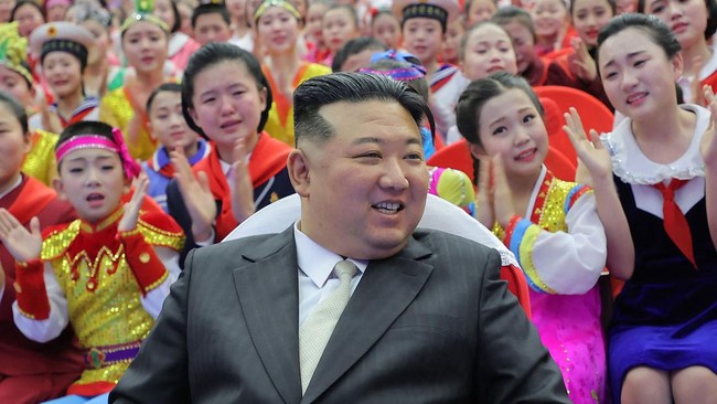 Pemimpin Tertinggi Korea Utara Kim Jong Un dilaporkan berulang tahun ke-41 tahun pada hari ini, Rabu (8/1).