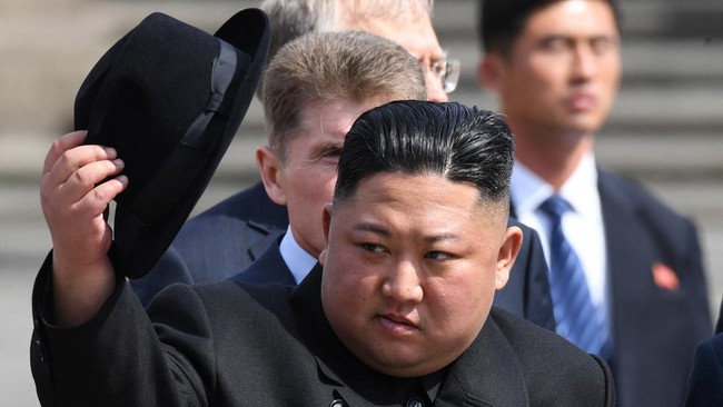 Pemimpin Korea Utara Kim Jong Un berduka usai eks kepala propaganda Kim Ki Nam meninggal karena masalah kesehatan dan faktor usia pada Selasa (7/6).