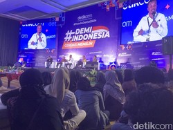 Peserta #Demi Indonesia Cerdas Memilih Membeludak Sampai Duduk Lesehan