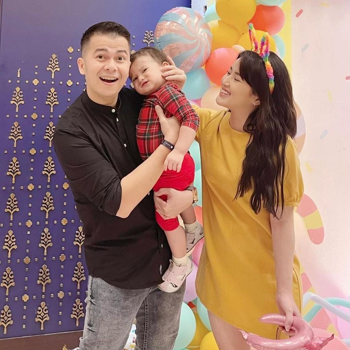 <p>Rosiana Dewi melahirkan putri pertamanya pada Mei 2022 dan sudah genap berusia setahun. Bayi mungil ini pun diberi nama Vanilla Al Madinah Permaisuri Pratama. (Foto: Instagram: @handikapratama20)<br /><br /><br /></p>