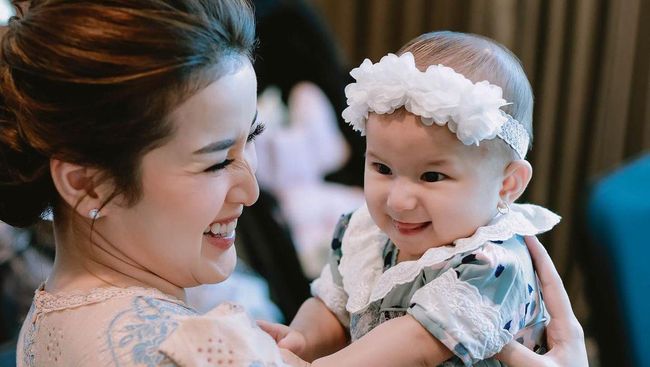 7 Potret Cantiknya Istri dan Putri Pesinetron Handika Pratama yang Berwajah Bule