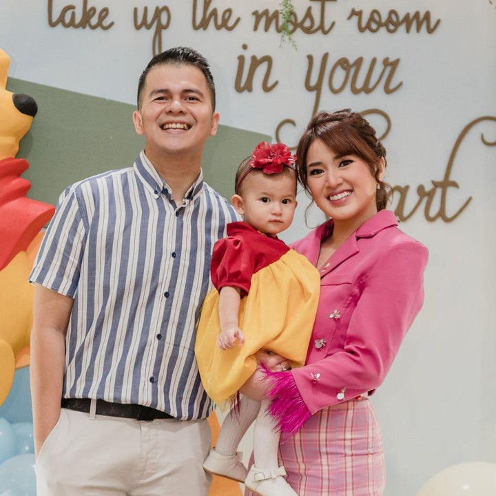 <p>Tak hanya mengunggah potret sang anak, Handika juga terlihat mengagumi kecantikan sang istri dengan mengunggah momen kebersamaan, nih. Romantis banget ya, Bunda. (Foto: Instagram: @handikapratama20)<br /><br /><br /></p>