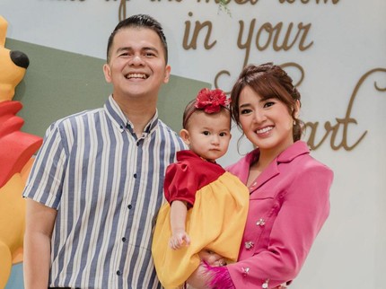 7 Potret Pesinetron Handika Pratama Bareng Istri dan Putrinya yang Berwajah Bule