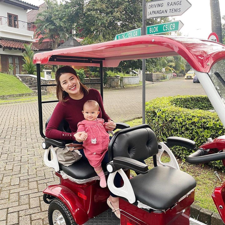 <p>Banyak netizen yang merasa gemas melihat potret kebersamaan Handika dengan anak dan istrinya. Bahkan tak sedikit yang menyebut Vanilla sangat mirip dengan Handika karena memiliki wajah bule. (Foto: Instagram: @handikapratama20)<br /><br /><br /></p>