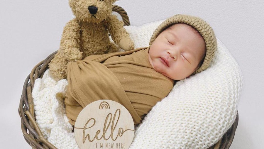 Potret Bayi Laki-Laki Artis Photoshoot Newborn