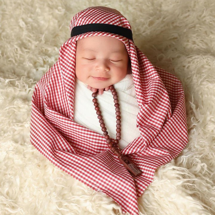 <p>Sheza Idris melahirkan anak laki-laki pada 5 Januari 2023 yang diberi nama Maliki Zahir Ibrahim. Potretnya kala melakukan <em>photoshoot newborn</em> dengan menggunakan sorban pun menarik perhatian netizen. "<em>MasyaAllah</em> anak saleh lucu sekali," ungkap seorang netizen. (Foto: Instagram: @shezaidris)</p>