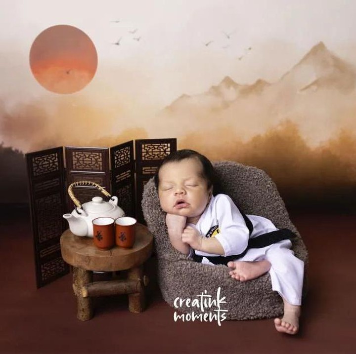 <p>Randy Pangalila dikaruniai anak kedua yang bernama Asher Griffin Pangalila pada 21 Juni 2023. Tak lama setelah terlahir, Asher pun melakukan <em>photoshoot newborn</em> dengan tema karate. "Suka banget sama foto <em>master belt</em> Asher Griffin. Belom juga latihan sudah <em>black</em> <em>belt</em>," tulis Randy pada laman media sosialnya. (Foto: Instagram: @randpunk)</p>