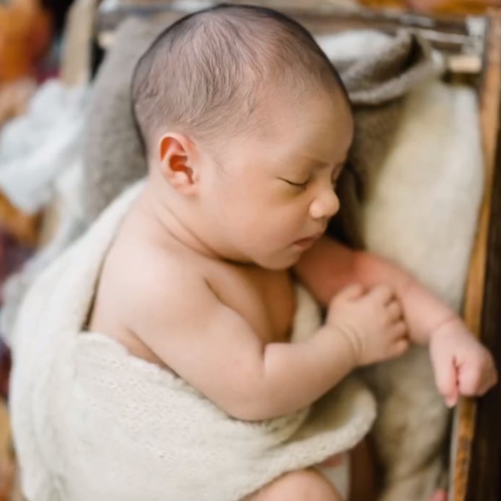 <p>Ketika usianya baru 12 hari, Jethro Kenaniah Ambarita, anak Acha Sinaga melakukan<em> photoshoot newborn</em> nih, Bunda. Si Kecil yang akrab disapa Kenan ini terlihat tidur di atas ranjang kayu yang diselimuti dengan kain rajut. "Kenan berusia 12 hari. Lahir di musim gugur," tulis Acha Sinaga. (Foto: Instagram: @achasinaga)</p>