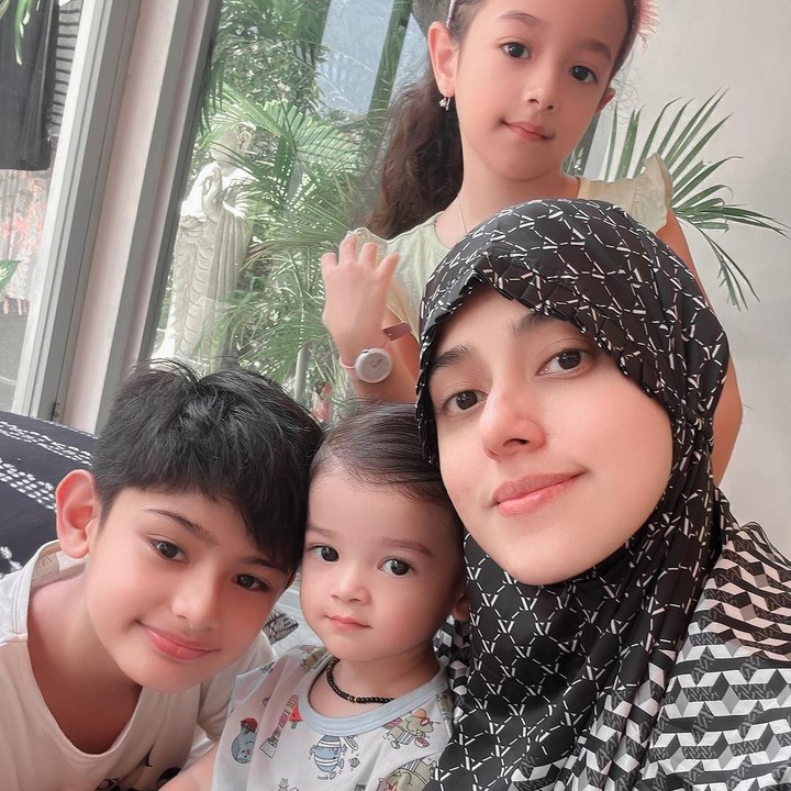 <p>Setelah menikan dengan Sonny Septian pada tahun 2017, Fairuz A Rafiq dikaruniai dua orang anak, Bunda. Keduanya adalah Queen Eijas Slofa dan King Zhafi Zayyan Slofa. (Foto: Instagram: @fairuzarafiq)</p>