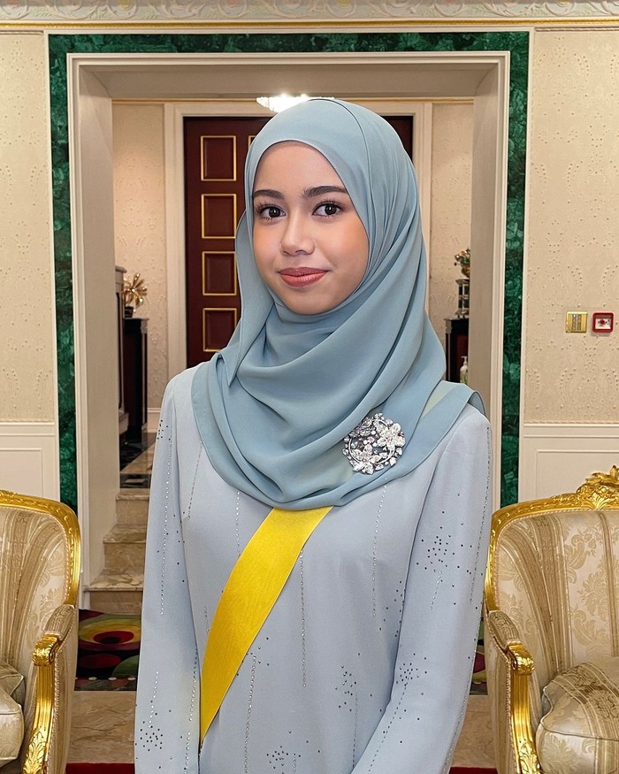 Puteri Ameerah Wardatul Bolkiah Outfit Keluarga Kerajaan Brunei di Pernikahan Pangeran Mateen
