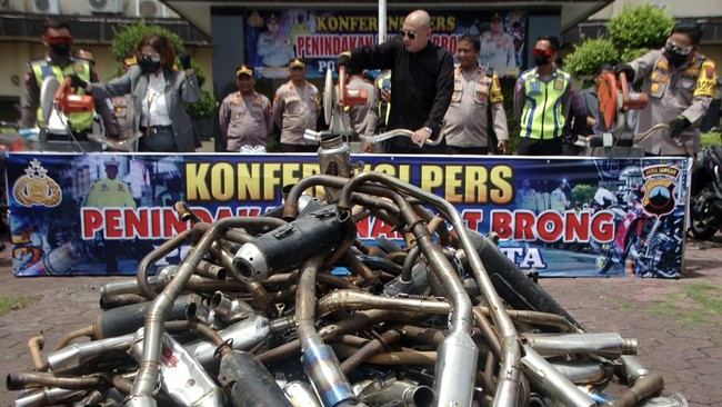 FOTO: Polisi Razia Sepeda Motor Knalpot Brong di Berbagai Daerah