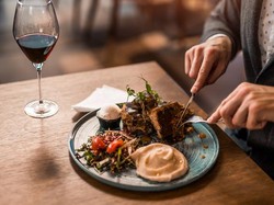 Mau Makan Sendirian di Restoran? Simak Dulu 3 Hal Penting Ini